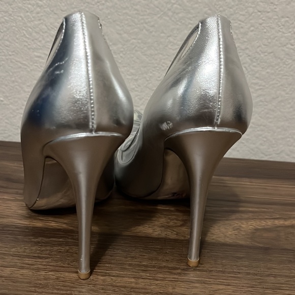 VALENTINO WOMEN'S LEATHER METALLIC DOLLYBOW PUMPS SILVER - Picture 11 of 16